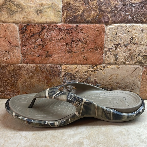 Crocs Men’s Sandals Shoes Camouflage Flip Flops Beach Vacation Green Size 12 - Picture 8 of 14